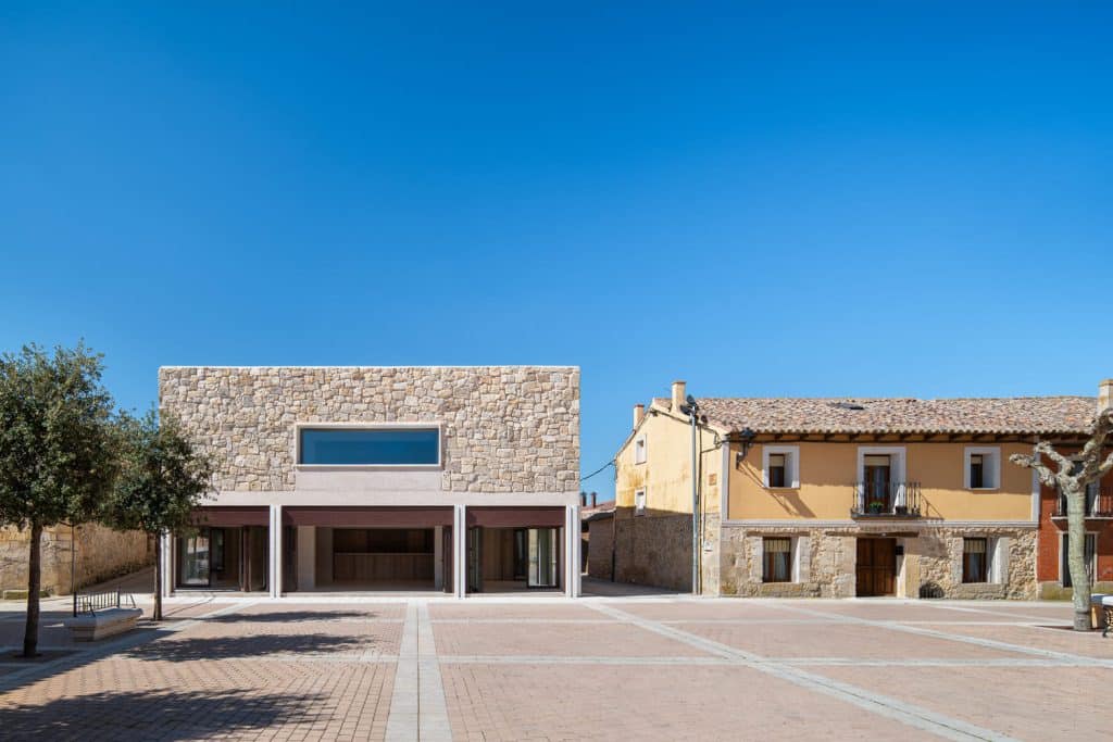 Casa de Comidas Castromonte Óscar Miguel Ares, fachada de piedra y planta baja acristalada, Castromonte Valladolid